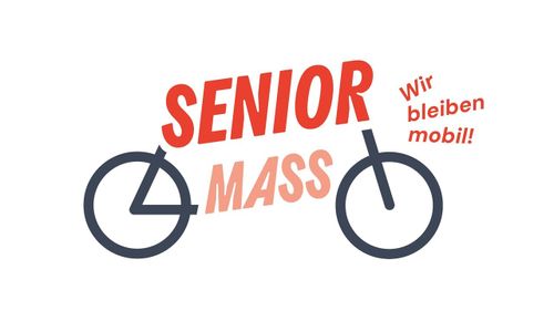 Das Senior Mass Logo zeigt ein Zweiradsymbol, auf dem der Schriftzug "Senior Mass" liegt. Der Textzusatz "Wir bleiben mobil" sieht strahlenförmig wie das Licht einer Frontleuchte aus.