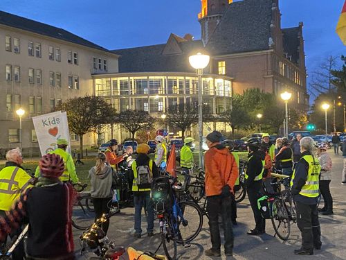 Protest-Demo zum und vor dem Rathaus Reinickendorf für alle 116 Bäume und den Radfahrstreifen in der Ollenhauerstraße